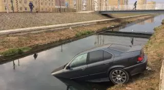BMW вылетел в ручей в Астане