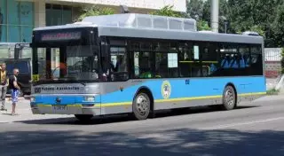 "Почему стоим?": Как заставить ехать водителя автобуса в Алматы