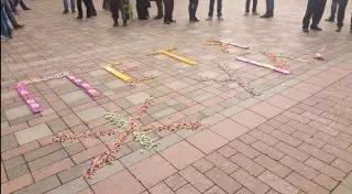 Протестующие в Киеве выложили из конфет надпись "Петя, жуй"