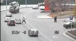 Полуголый мужчина против машин: Появилось видео с камер "Сергек" в Астане