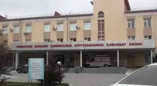 Малыш выжил после падения с четвертого этажа в Шымкенте