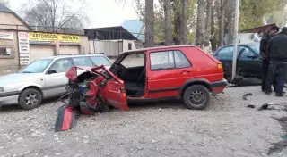 Лобовое столкновение авто в Алматы: Госпитализированы 3 человека