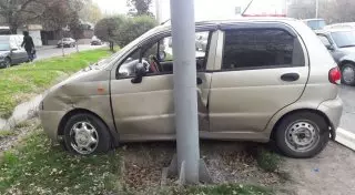 Daewoo Matiz спровоцировал ДТП с тремя авто и врезался в столб в Алматы