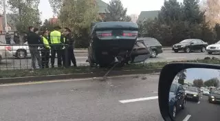Появилось видео ДТП с "перевертышем" в Алматы: Толпа людей бросилась на помощь