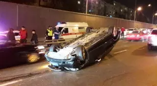 Mercedes водителя-лихача опрокинулся на крышу в туннеле по Саина