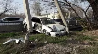 ДТП в Алматы: Ехал по "встречке" и врезался в столб