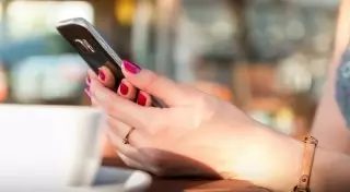 Подбегал к женщинам сзади и выхватывал телефоны - в Алматы задержали грабителя