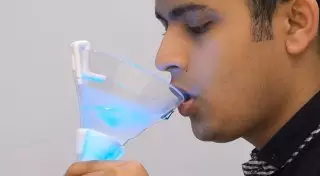 Ученые создали стакан, превращающий воду в вино и газировку