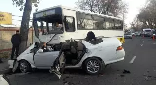 Легковушка попала под автобус в Алматы - водитель погиб