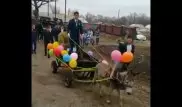 "Принц на сером осле". В Сети появилось забавное видео со свадьбы в казахском селе