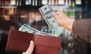 Ученые рассказали, как тратить деньги и быть счастливым