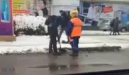 Помог женщине-рабочей чистить снег: Парень из Шымкента растрогал Казнет