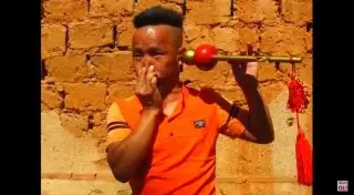 Китаец пьет ухом воду и играет им на дудочке