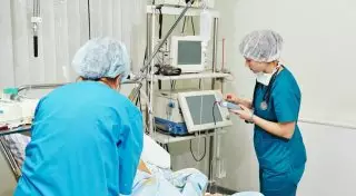 Разбил лицо и впал в кому. Школьник упал с лестницы в ВКО