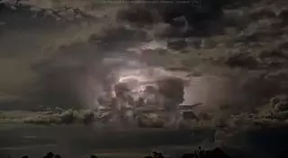 "У инопланетян дискотека": в Сети набирает популярность видео "мегашторма"