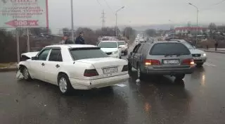 Mercedes и Toyоta Camry вылетели на "встречку" после столкновения в Алматы