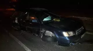 Subaru снес дорожный знак и врезался в столб в Алматы