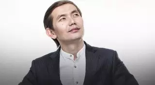 Известный казахстанский певец нокаутировал соперника в первом бою на профи-ринге