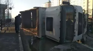 За рулем стало плохо: водитель грузовика врезался в дорожный разделитель в Алматы