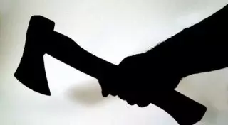 Ревнивый муж отрубил руки жене в России