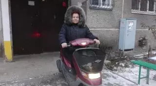 Суровая алматинская бабушка, которая в 73 года "гоняет" на мопеде