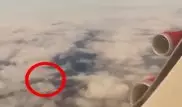 Пассажир снял на видео, как НЛО летит рядом с самолетом