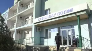 Пришла в сознание девочка, лишившаяся ног в ДТП с тепловозом близ Жанаозена