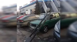 Фонарный столб упал на незрячую алматинку