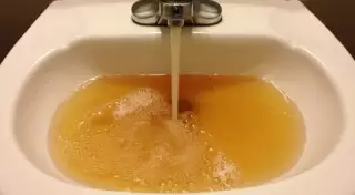 "Желтая вода с отвратительным запахом": Карагандинцы жалуются на воду из-под крана