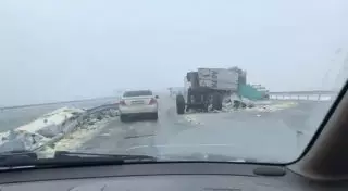 Две фуры перевернулись на трассе в Алматинской области