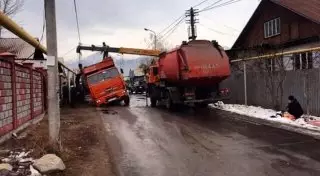 Асфальт провалился под грузовиком в Алматы