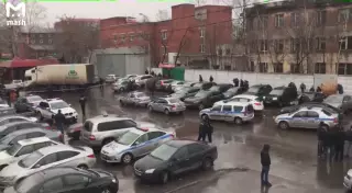 Бывший владелец фабрики убил охранника и взял заложников в Москве