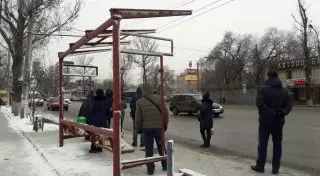 Новые остановки без крыш и панелей объяснили в акимате Алматы