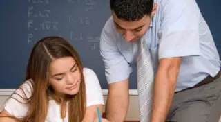 Школьница сделала предложение преподавателю на уроке