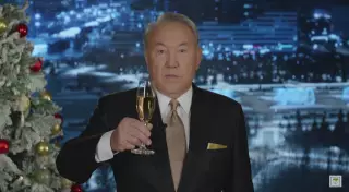 "Продолжим курс перемен". Назарбаев поздравил казахстанцев с Новым годом