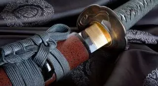 Американец получил в подарок меч и обезглавил им подругу