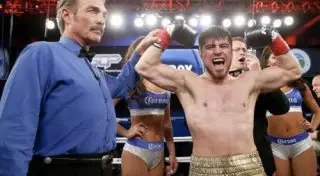 Поединок казахстанца Эюбова с американцем объявили несостоявшимся