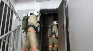 "Родители оставили детей дома и ушли на работу": Соседи спасли малышей из пожара