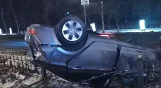 В Алматы Hyundai перевернулся и протаранил несколько секций ограждения на Аль-Фараби