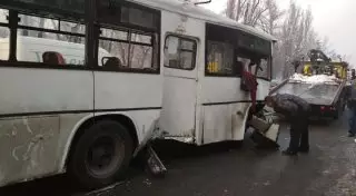 Автобус врезался в деревья в Алматы: 8 человек госпитализированы