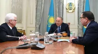 Назарбаев наградил орденом посла России
