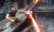Мужчина сунул руку в расплавленный металл. Слабонервным не смотреть