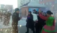 Оригинальную выписку из роддома сняли на видео в Атырау