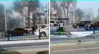 Авто снесло железное ограждение и оказалось на "встречке" по Аль-Фараби в Алматы