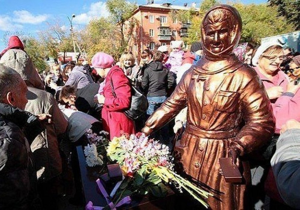 Зачем горожане установили памятник продавщице мороженого: 2018-01-29 16:25:19 - прочитайте