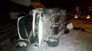 Автомобиль врезался в кинотеатр "Целинный" в Алматы