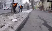 "Отбеливающие" снег коммунальщики удивили жителей Алматы