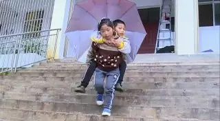 Как 9-летняя китаянка каждый день носит брата в школу