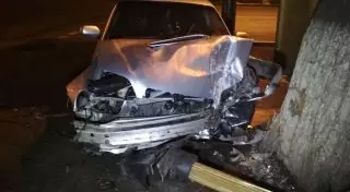 Лихач на Subaru снес светофор в Алматы