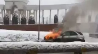 Toyota загорелась на Аль-Фараби в Алматы